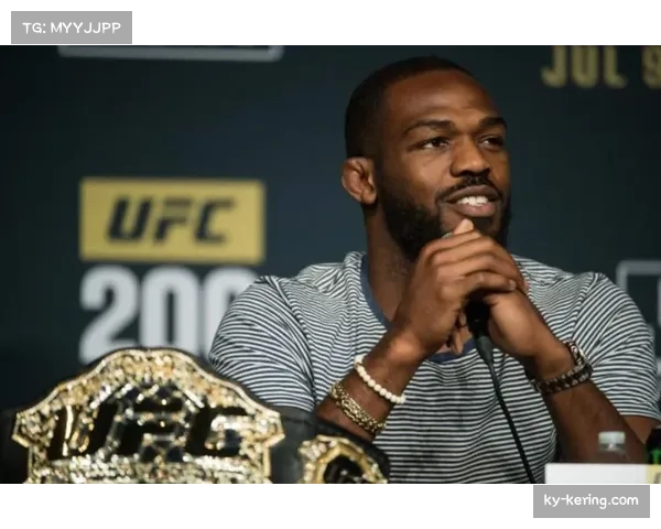 亚历克斯·佩雷拉续约八场比赛,目标仍是与乔恩·琼斯的超级战